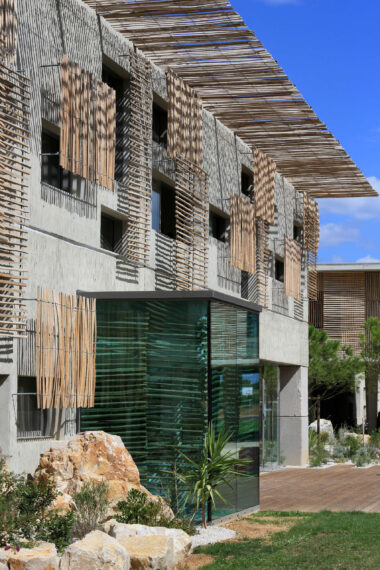 Traitement des façades par un béton texturé - Crédits : www.jeanlucgirod.com